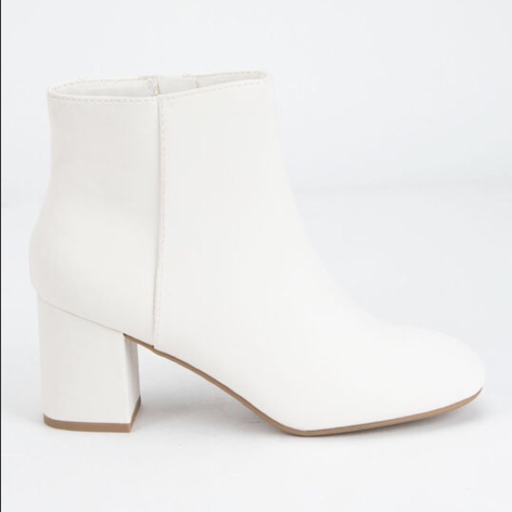 NWT DELICIOUS Clean Ankle Stacked White Boots